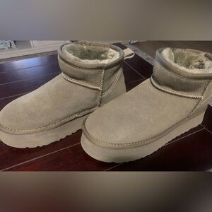 Platform Boots. Brown. New. Size 7 Women.